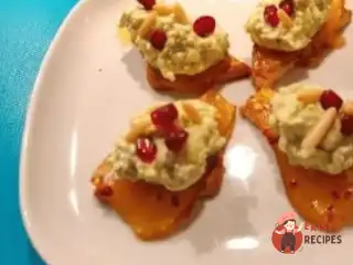 Гостро-солодка закуска з сиром, авокадо та карамелізованою грушею