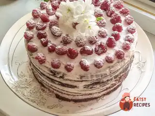 Шоколадний торт з малиною та вершковим кремом