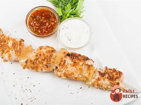 Шашлики з маринованої курки та цибулі з соусом барбекю