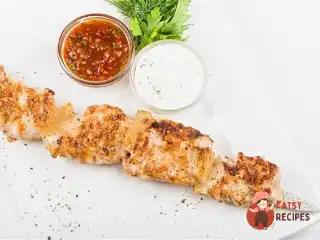 Шашлики з маринованої курки та цибулі з соусом барбекю