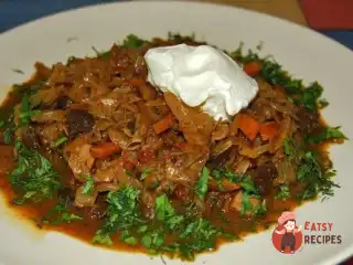 Тушкована капуста з куркою та грибами