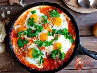 Шакшука (яєчня з помідорами)