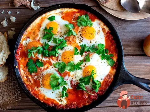 Шакшука (яєчня з помідорами)