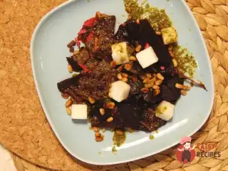 Салат з буряка з соусом песто