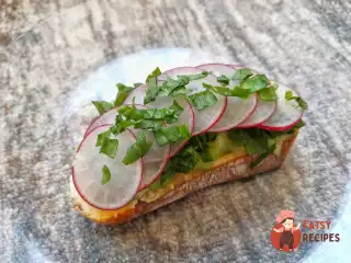 Брускетта з овочами та зеленню