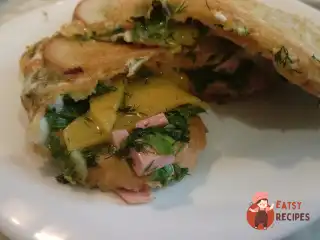 Гарячий сендвіч із омлетом із зелені