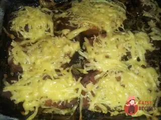 Свинина з часником та сиром