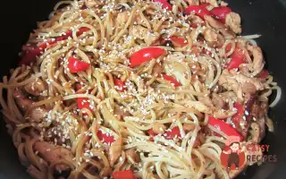 Смажені Курки І Креветки З Локшиною Соба І Маринований Імбир