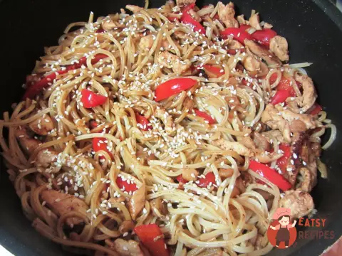 Смажені курки і креветки з локшиною соба і маринований імбир
