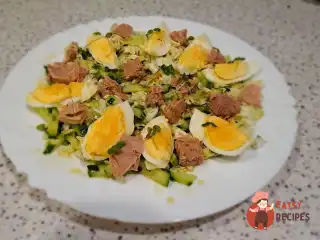 Салат із пекінської капусти й огірка з тунцем