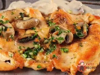 Куряче філе з грибами та сметанним соусом