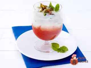 Йогуртний крем із базиліка з полуничним соусом