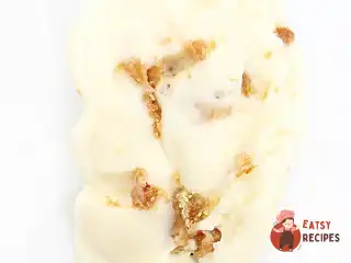 Морозиво з білим шоколадом і шматочками білявки