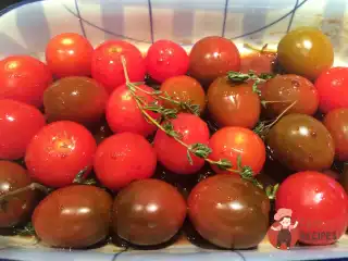 Томлені в бальзаміко помідори чері