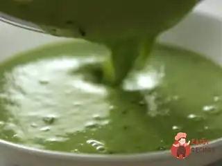 Легкий молочний гороховий суп із травами