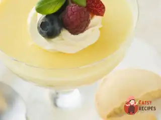 Лимонний поссет із пряними фруктами