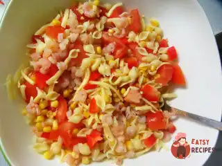 Італійський салат з шинкою, сиром та овочами