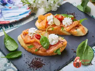 Брускетта із слабосолоним лососем та козячим сиром