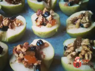 Запечені яблука з родзинками, горіхами та корицею