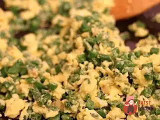 Зелена квасоля з яйцем