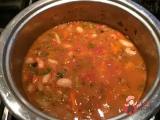 Грецький квасоляний суп з фетою