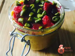 Обліпиховий сироїдчий сніданок червоними апельсинами та фісташками