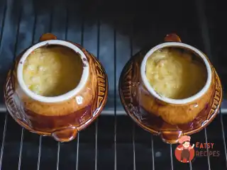 Жюльєн з грибами та куркою у глиняних горщиках