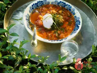 Щи з молодої капусти з пагонами часнику