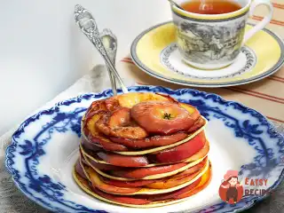 Млинець з яблуком
