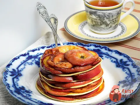 Млинець з яблуком