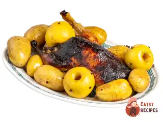 Качка з яблуками та картоплею