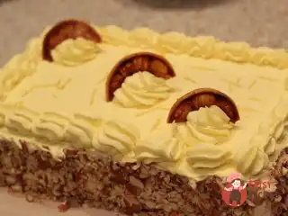 Лимонний торт з горіховим прошарком