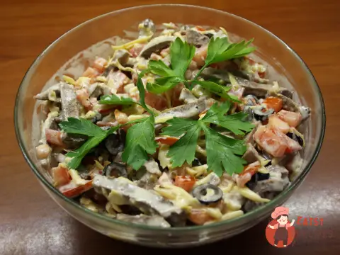 Салат з язиком, помідорами та сиром