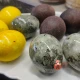 Яйця пофарбовані в каркаді