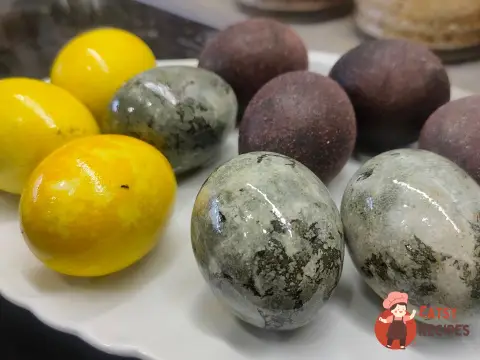 Яйця пофарбовані в каркаді