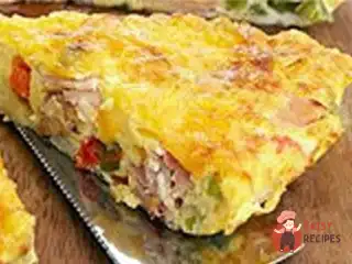 Багряний омлет з трьома видами ковбас і шпинат