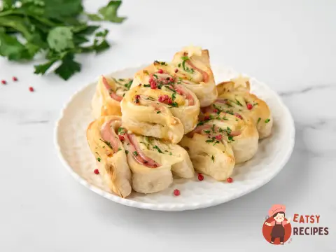 Ялинки з листкового тіста з шинкою та сиром