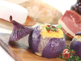 Запечений часник із козиним сиром