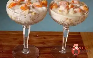 Листковий Фруктовий Десерт З Пломбіром Та Печивом.