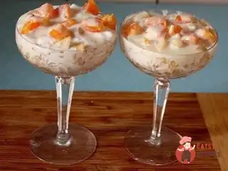 Листковий фруктовий десерт з пломбіром та печивом.