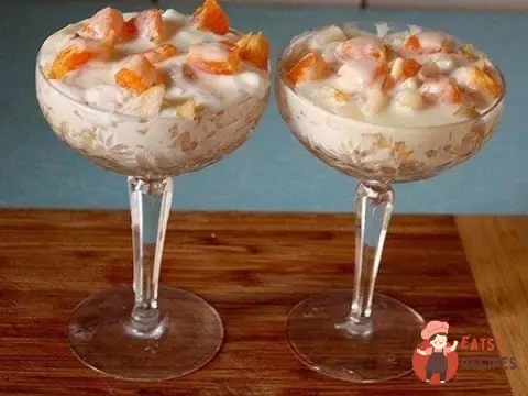 Листковий фруктовий десерт з пломбіром та печивом.