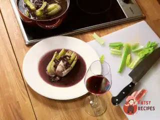 Селера з вином і беконом