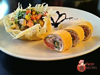 Рулетики з овочами та салат з креветками у сирному кошику