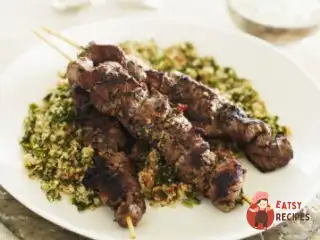 Кебаби з баранини та телятини з салатом із різони