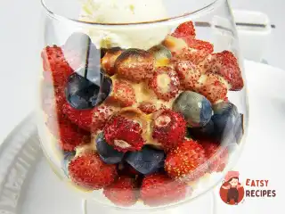 Горіховий сабайон з ягодами та морозивом