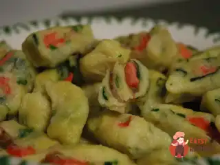 Картопляні галушки зі шпинатом та фореллю