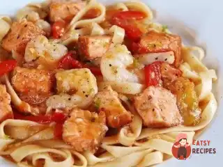 Фетучині з гострими креветками та лососем