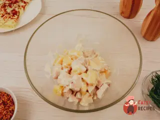 Крок 10: Салат із яєчними млинцями, куркою та ананасом