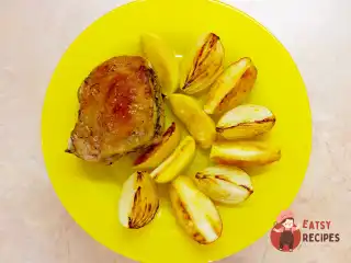 Фаршировані свинячі котлети з гарніром з яблук та цибулі.