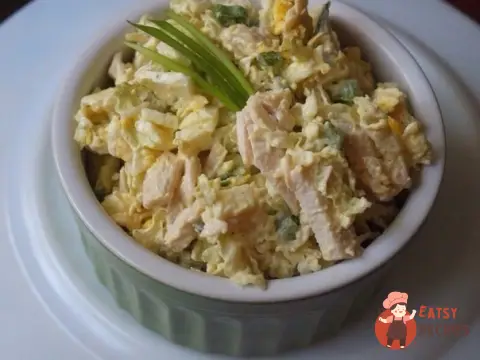 Салат з курки, ананаса та пекінської капусти.